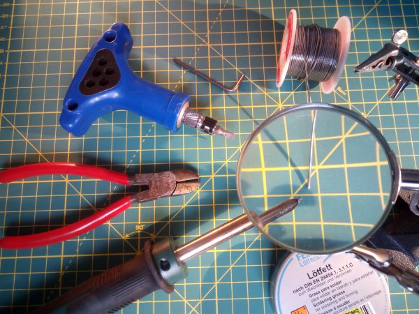 Werkzeug: Screwdriver, hexagon socket wrench, soldering tin, side cutter, soldering iron, optional soldering grease and third hand with magnifier