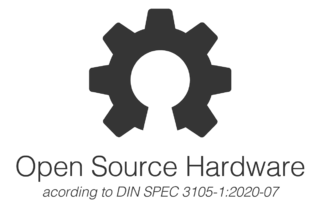 Das Open Source Hardware-Logo: Ein schwarzer Zahnradkranz, der nach unten geöffnet ist. Darunter steht Open Source Hardware according to DIN SPEC 3105-1:2020-07 Quelle: Lukas Schattenhofer, Open Source Ecology Germany e.V.